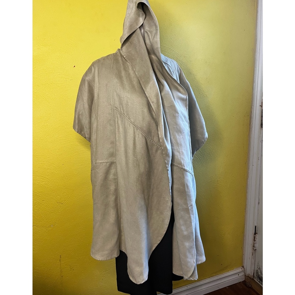 NWOT Womans Chico’s Hooded Cape the Short Sleeves!!
